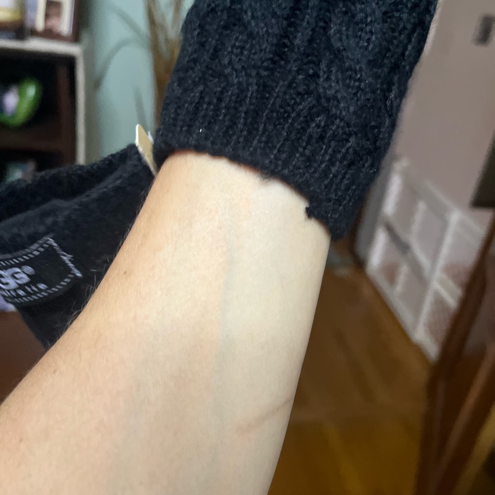 UGG black gloves with cell phone finger tip - Picture 4 of 4